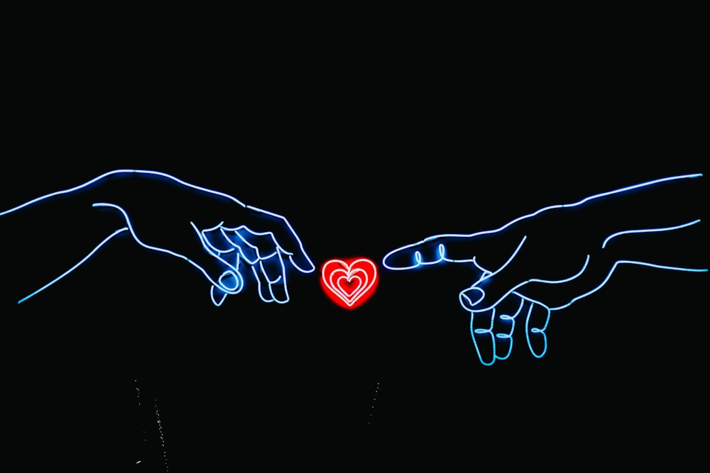 Neonlichtfoto von zwei Händen, die rotes Herz berühren