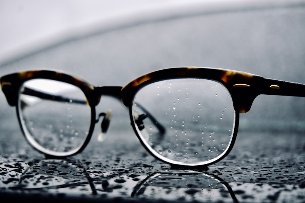 selective focus photography of tortoiseshell framed eyeglasses