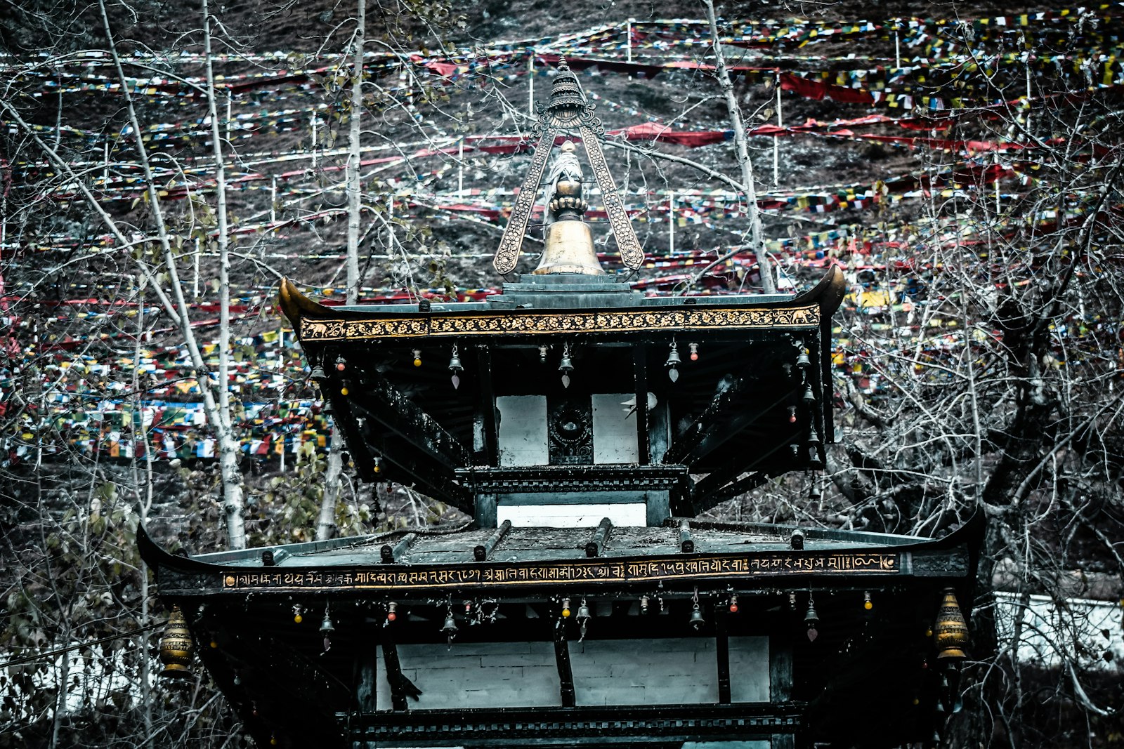 Canon EOS 700D (EOS Rebel T5i / EOS Kiss X7i) + Canon EF 75-300mm f/4-5.6 sample photo. Low-angle photo of temple photography