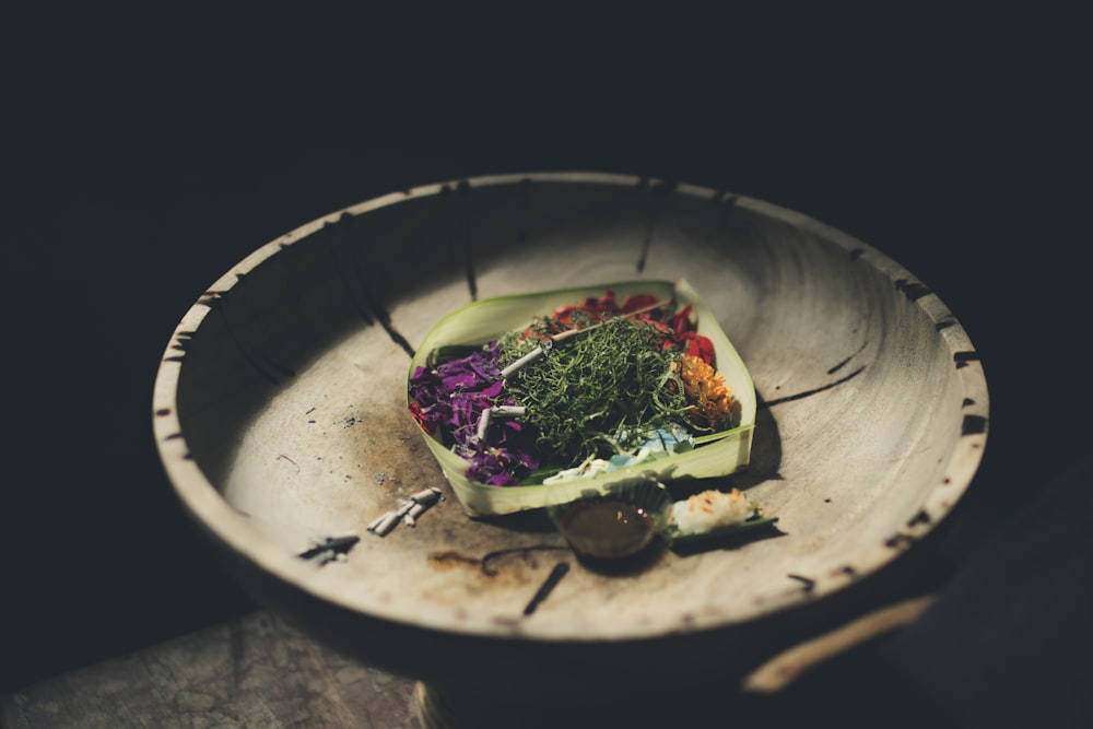 une assiette avec une variété d’aliments dessus