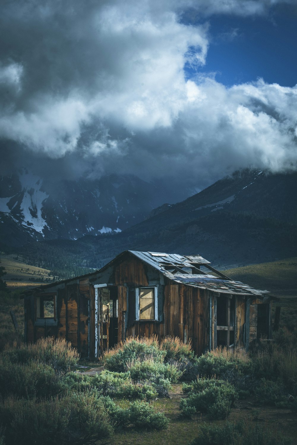 山の近くの茶色の木造家屋