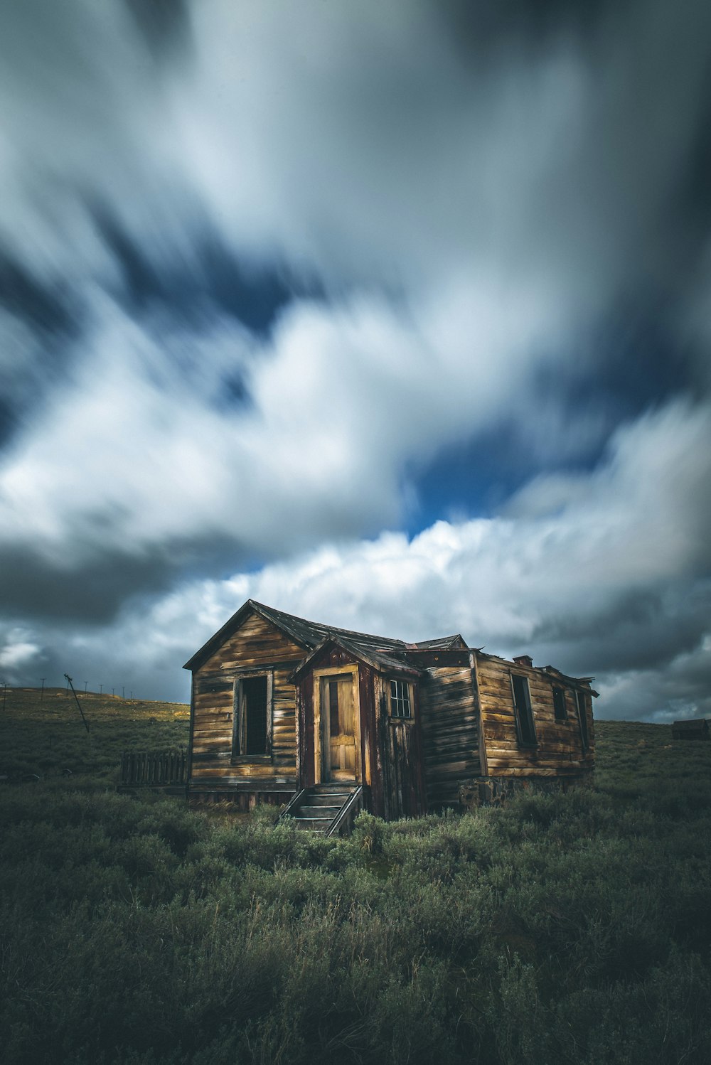 braunes Holzhaus unter weißem Himmel