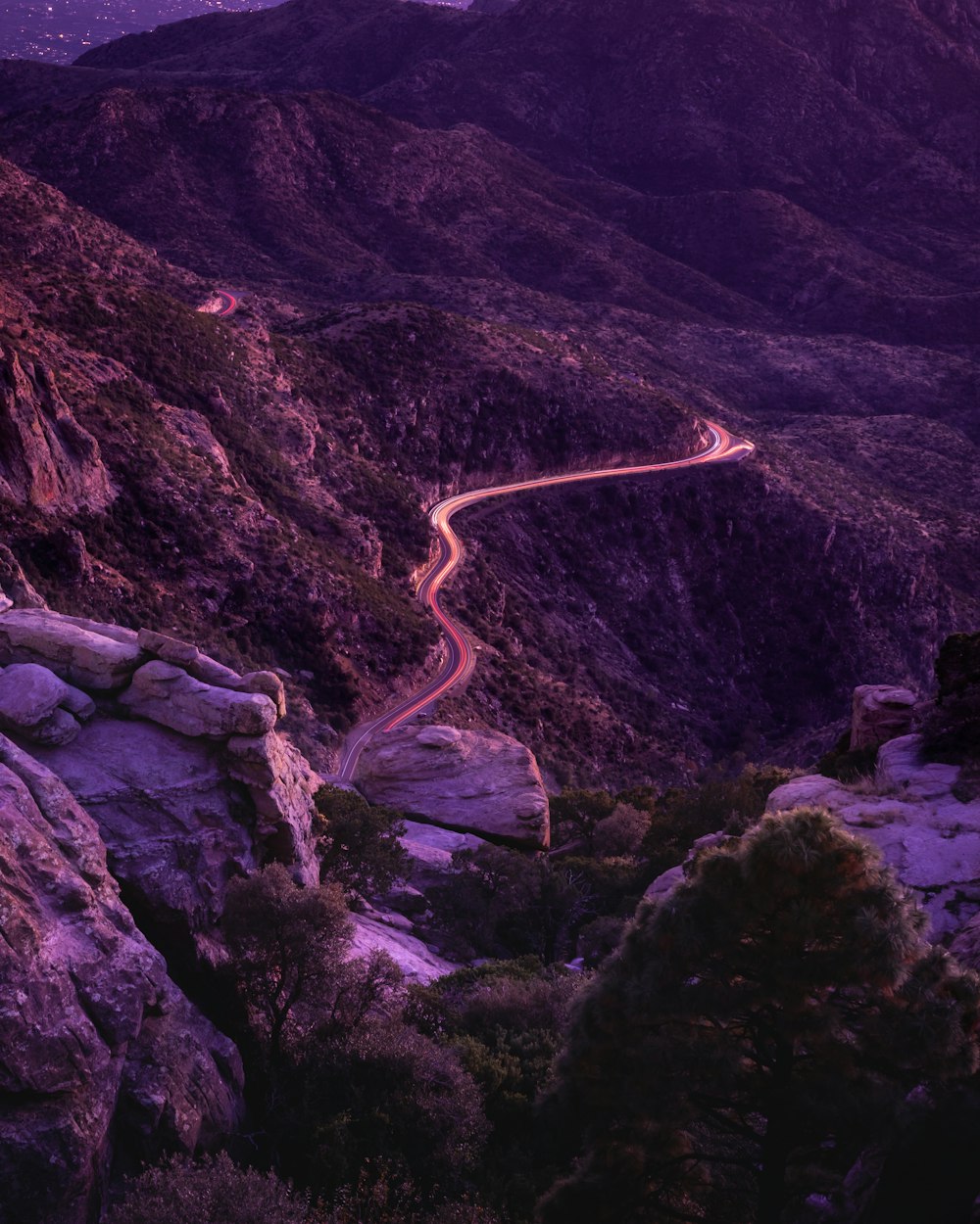 Carretera en la cresta de la montaña