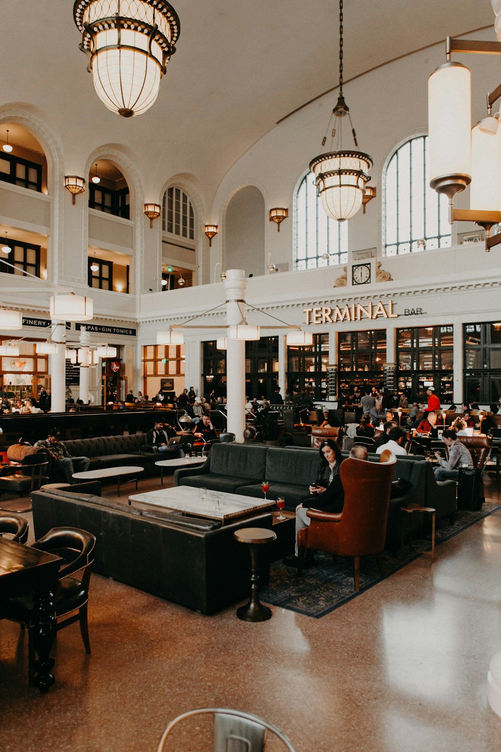 Personas dentro del vestíbulo de la terminal