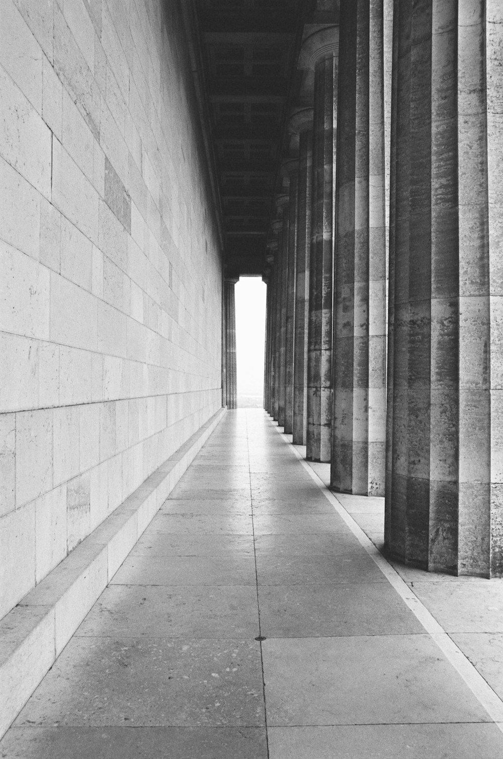 uma foto em preto e branco de um longo corredor