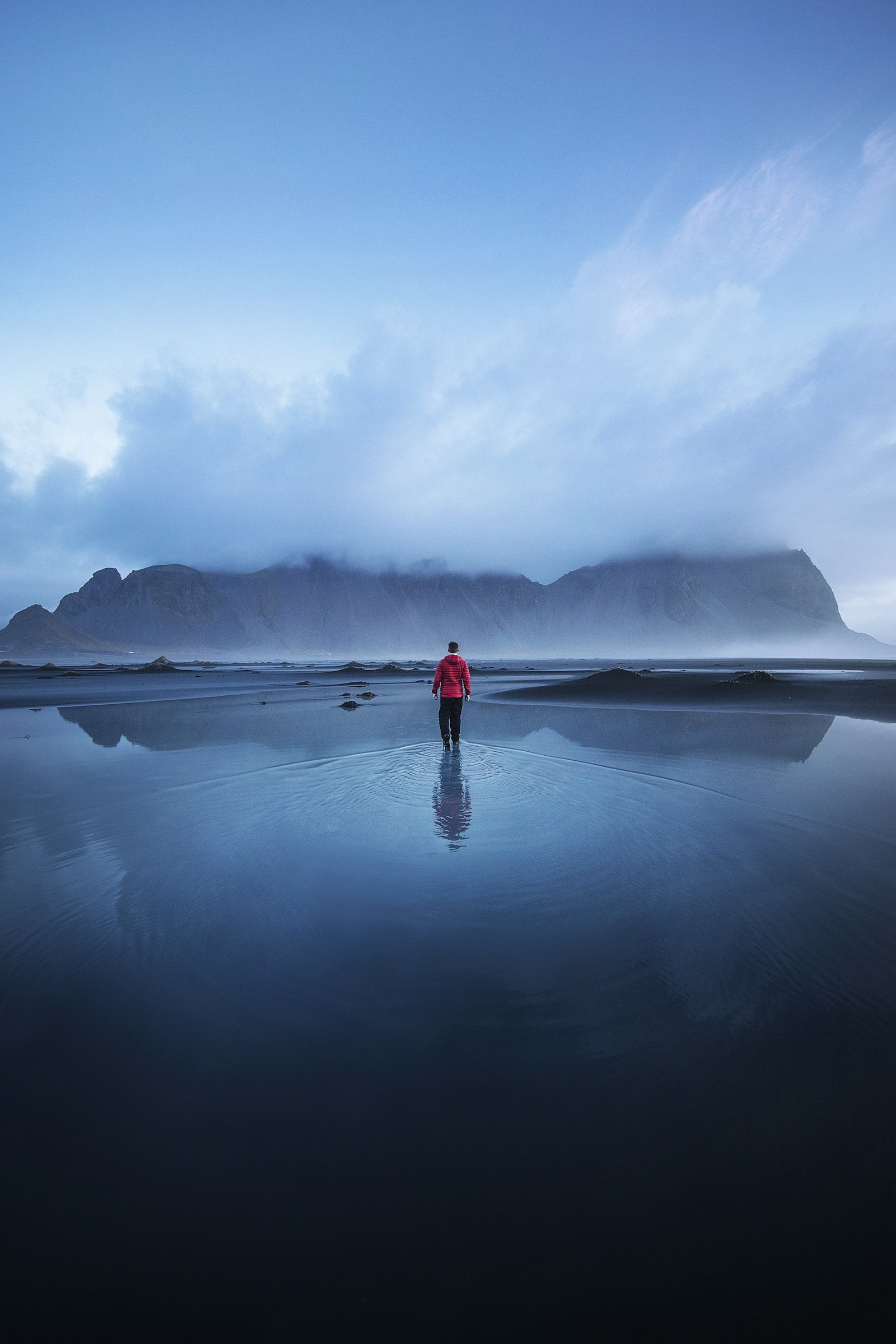 Canon EOS 5DS R + Canon EF 11-24mm F4L USM sample photo. Men standing on the photography