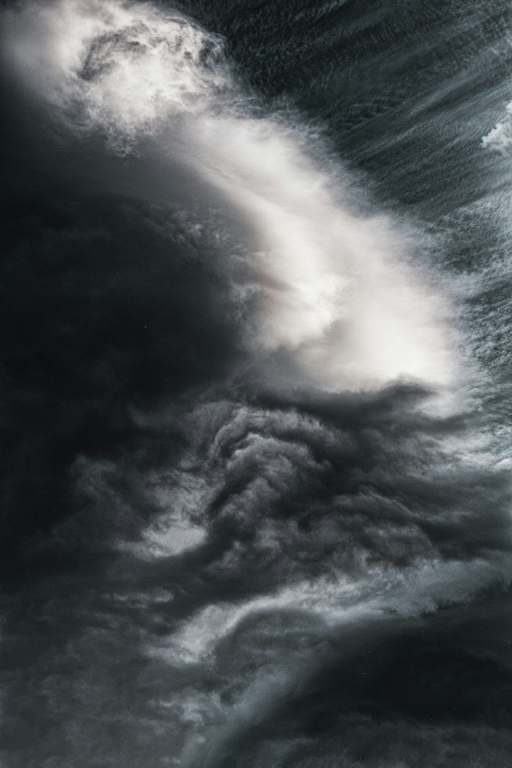Une photo en noir et blanc d’une grande vague
