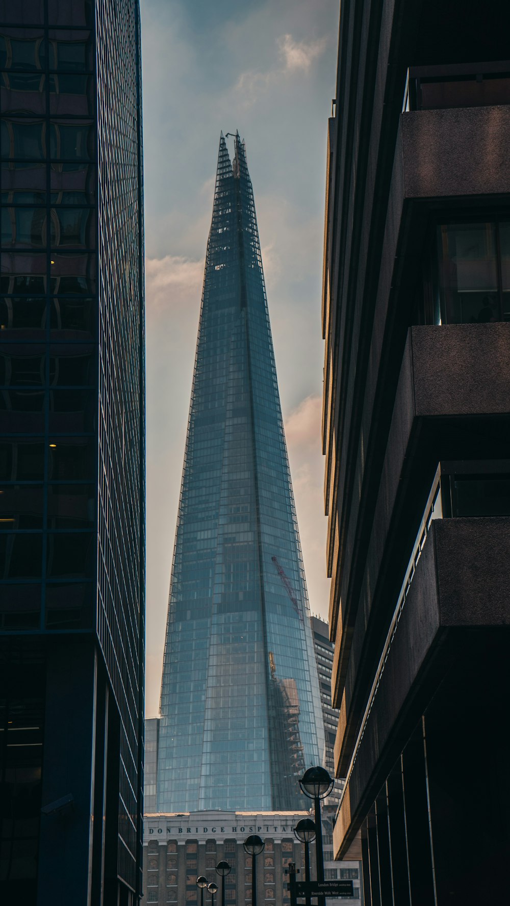 Fotografía de ángulo bajo de la Torre de la Libertad