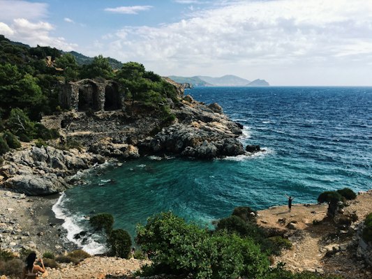 Gray rocky mountain facing ocean — Alanya, Turkey