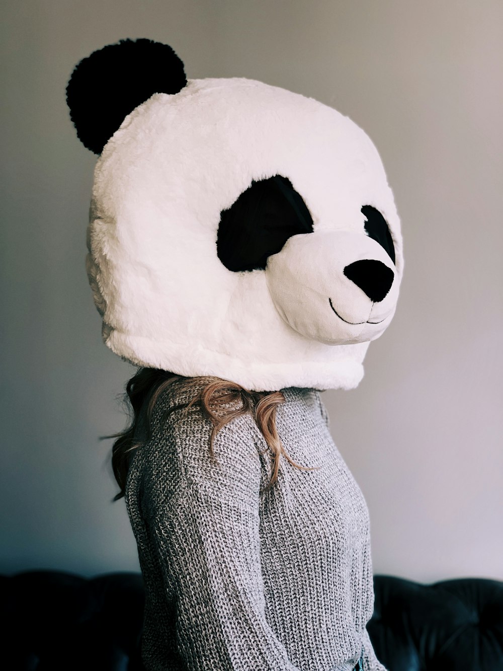 mulher vestindo o mascote da cabeça do panda