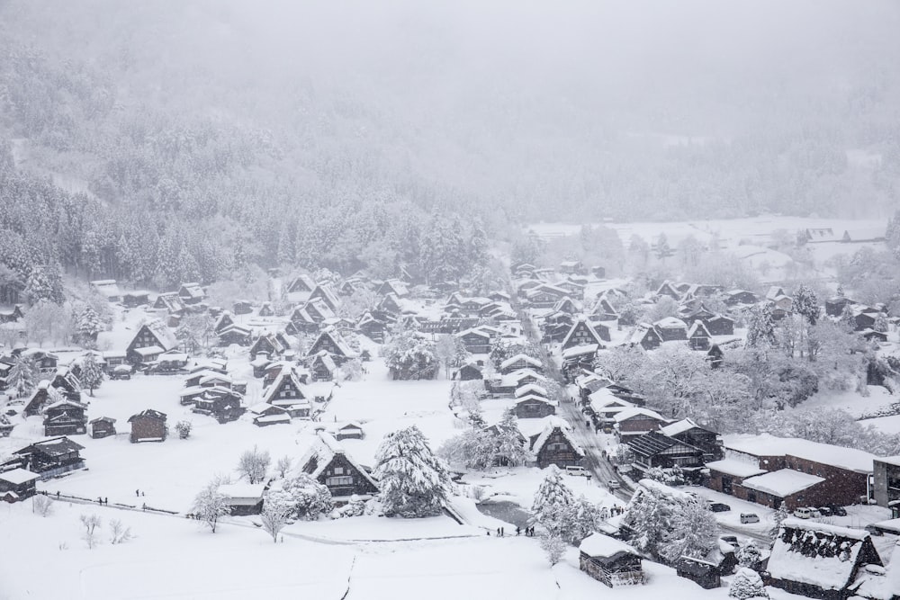 villaggi innevati durante l'inverno