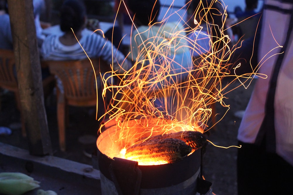 Fotografía de larga exposición de dos maizales asando a la parrilla