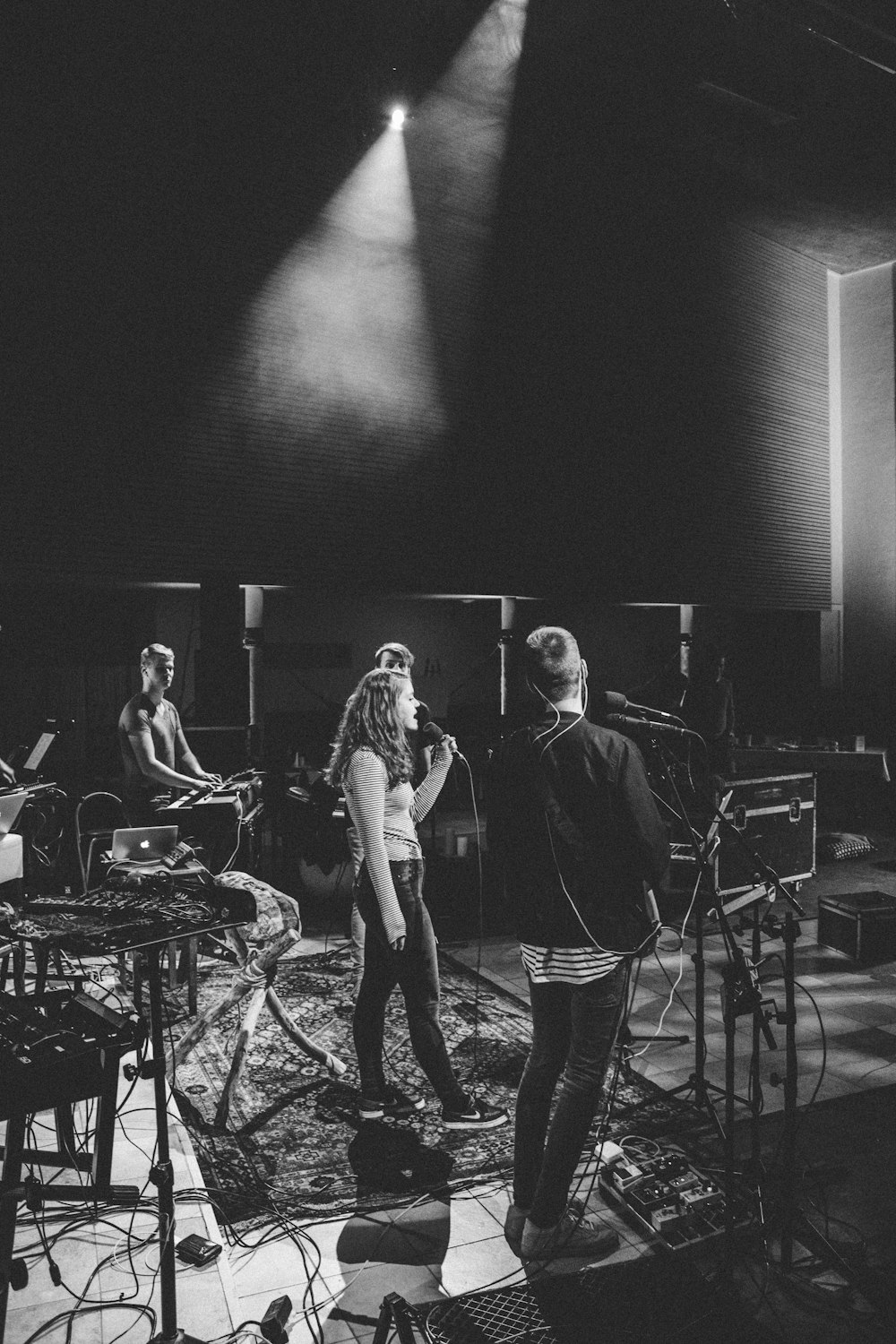 band che si esibisce sul palco