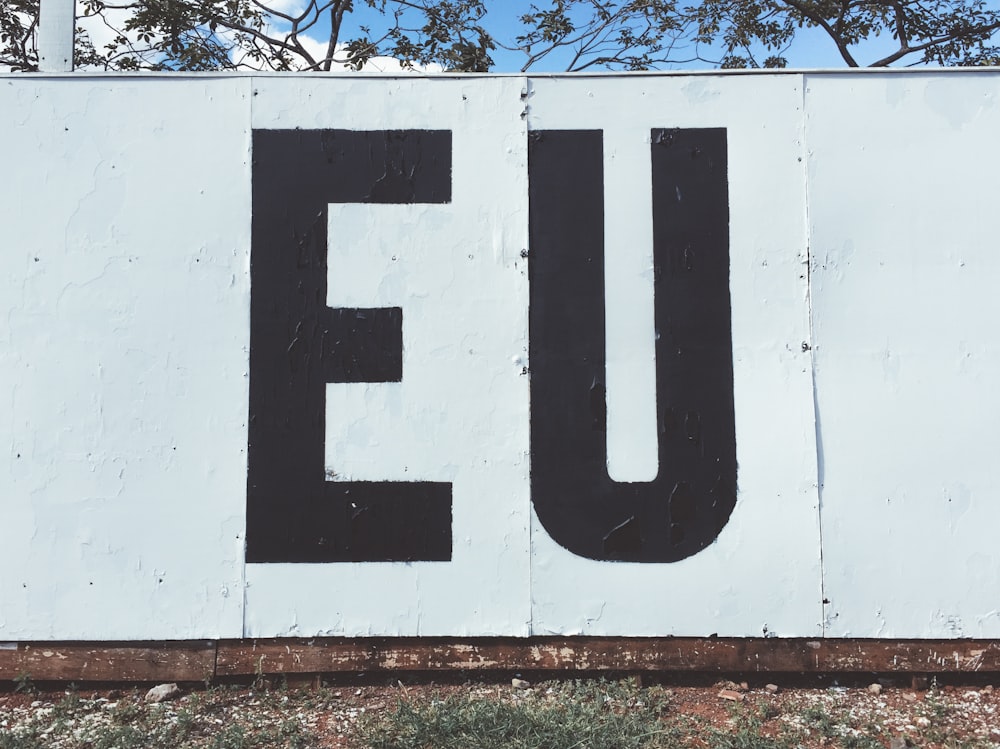 blanc et arrière peint par l’UE pendant la journée