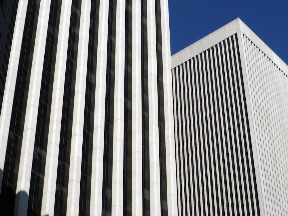 grey concrete high-rise building