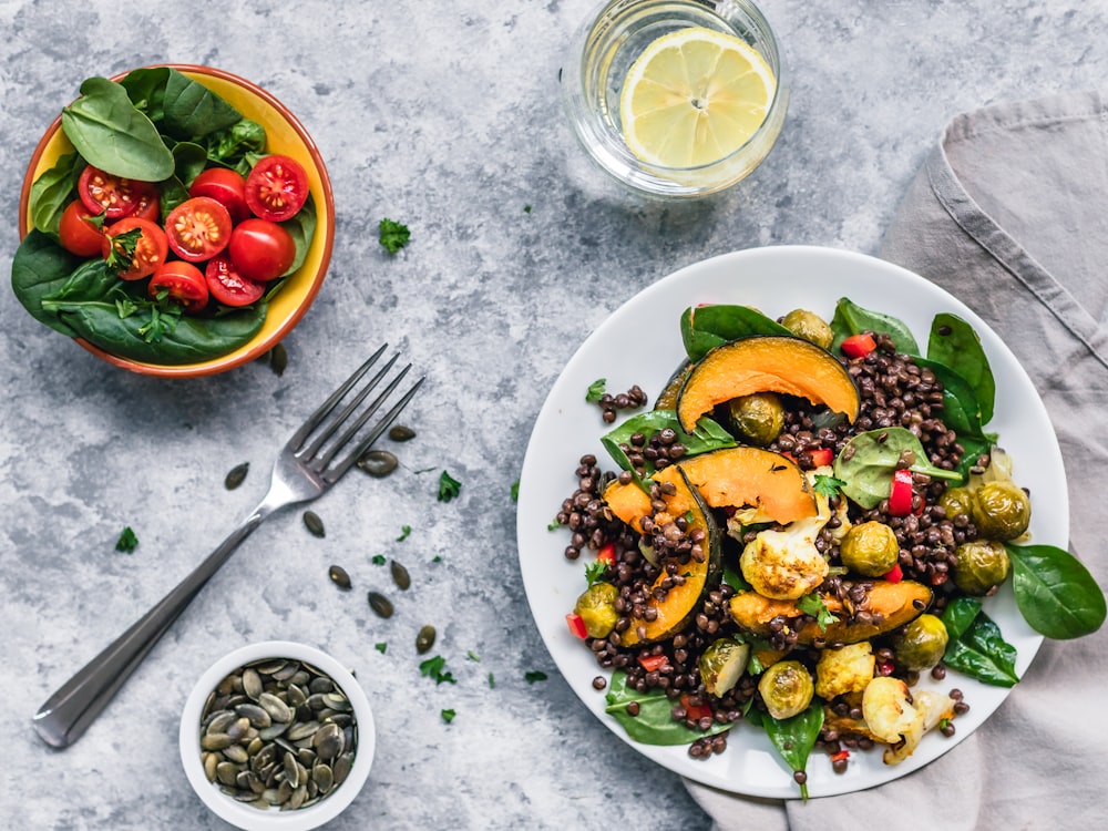 Ensalada de coles de Bruselas y tomates rojos con tenedor en la mesa