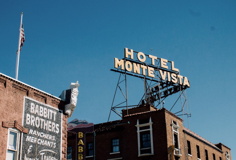 Insegna dell'Hotel Monte Vista in cima all'edificio in cemento marrone