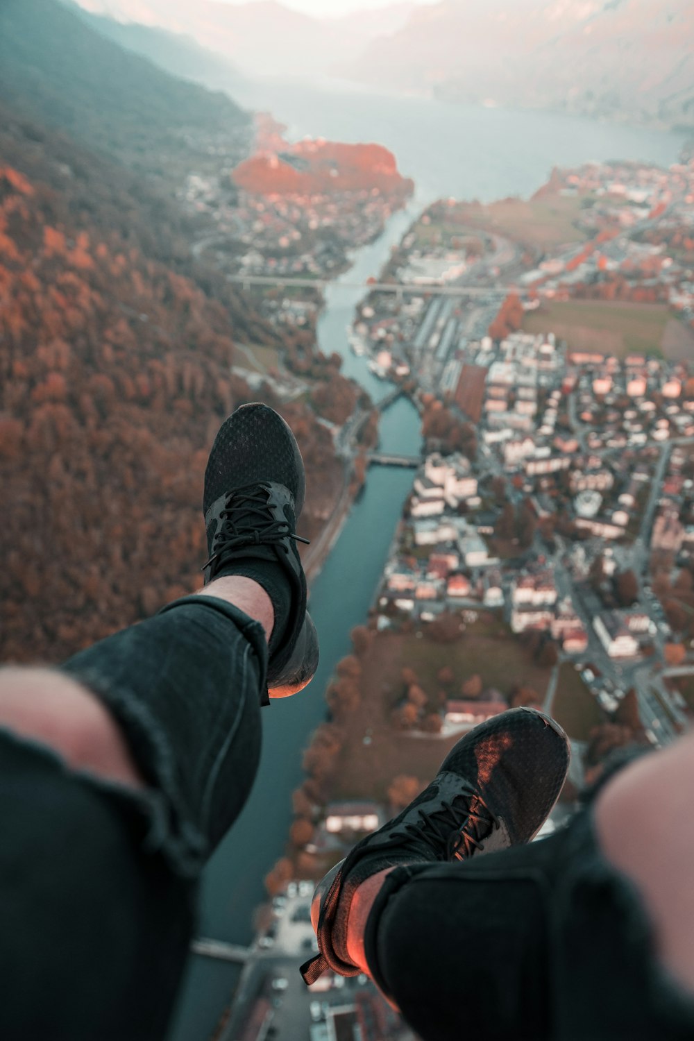 Fotografía aérea de edificios y ríos durante el día