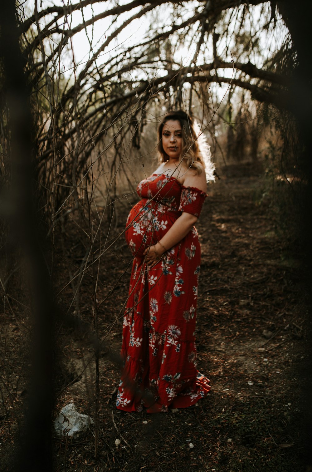 Vestido de mujer con hombros descubiertos con estampado floral rojo y blanco