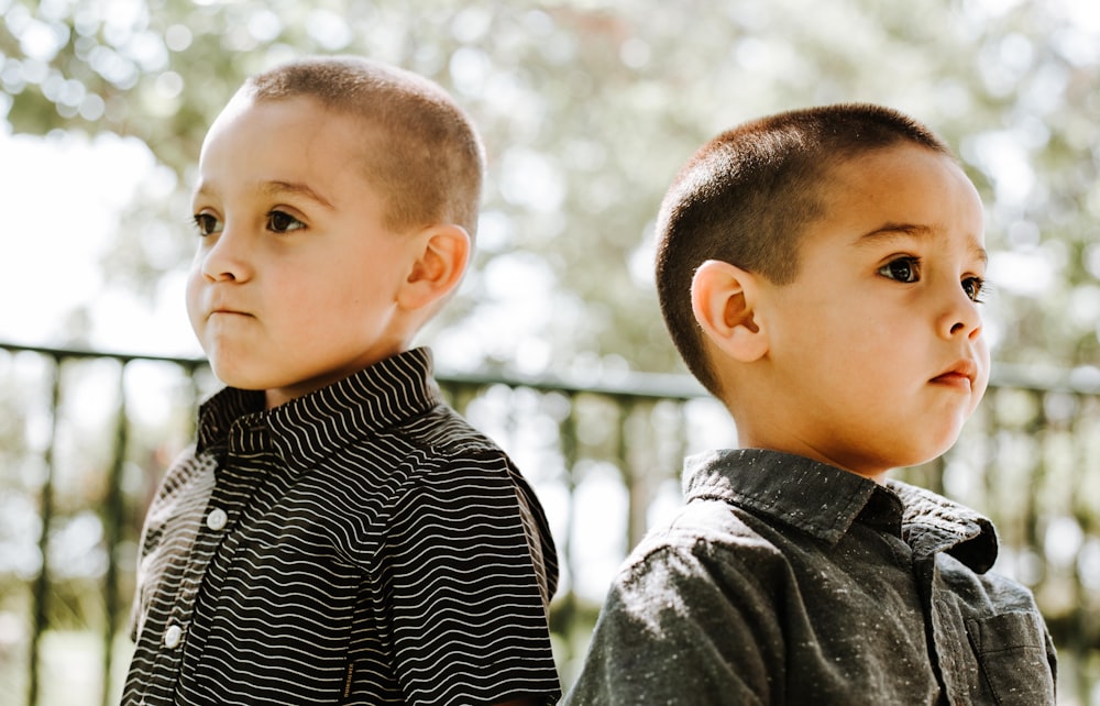 dois meninos em pé