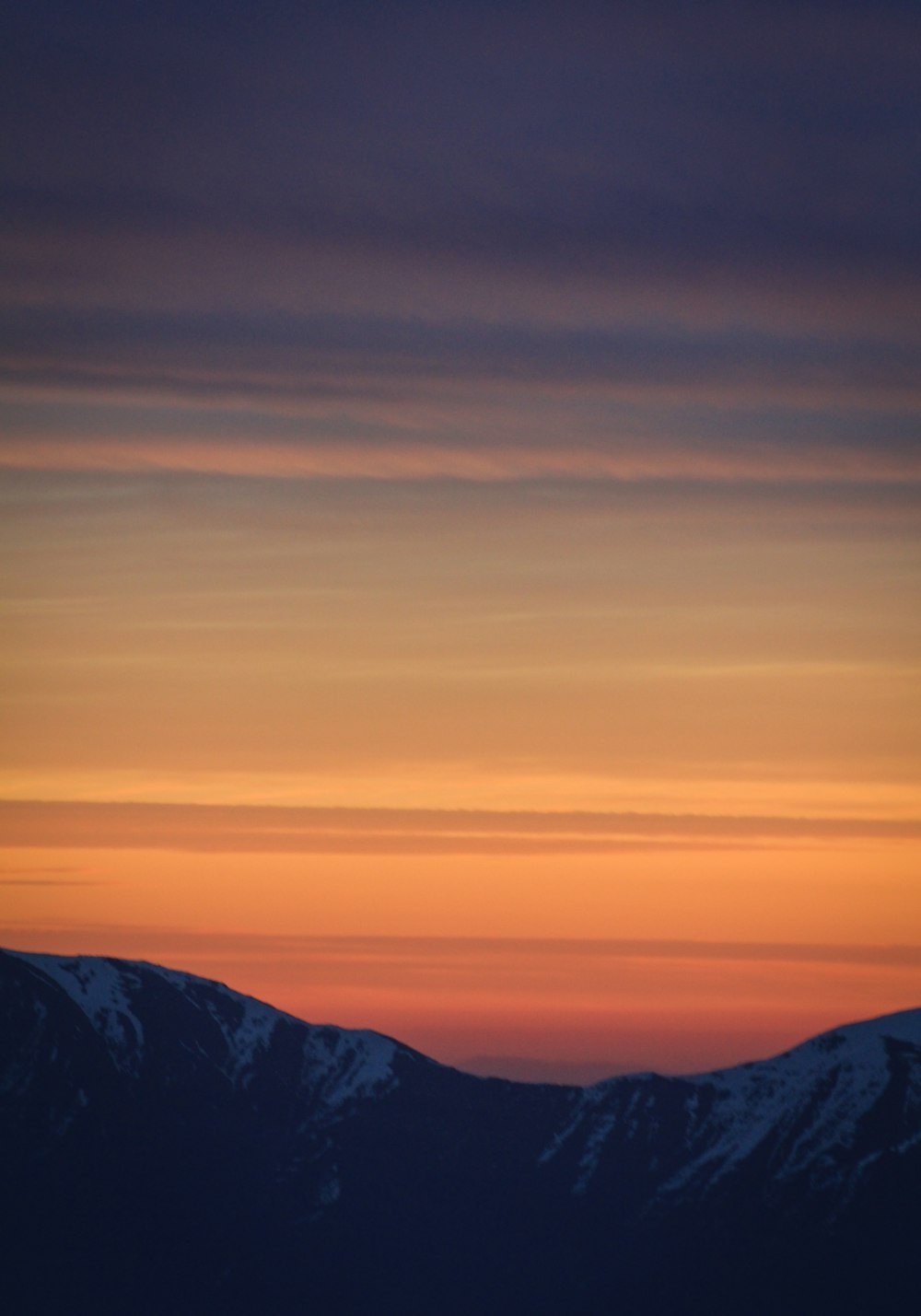 Photographie panoramique de la montagne pendant l’heure dorée