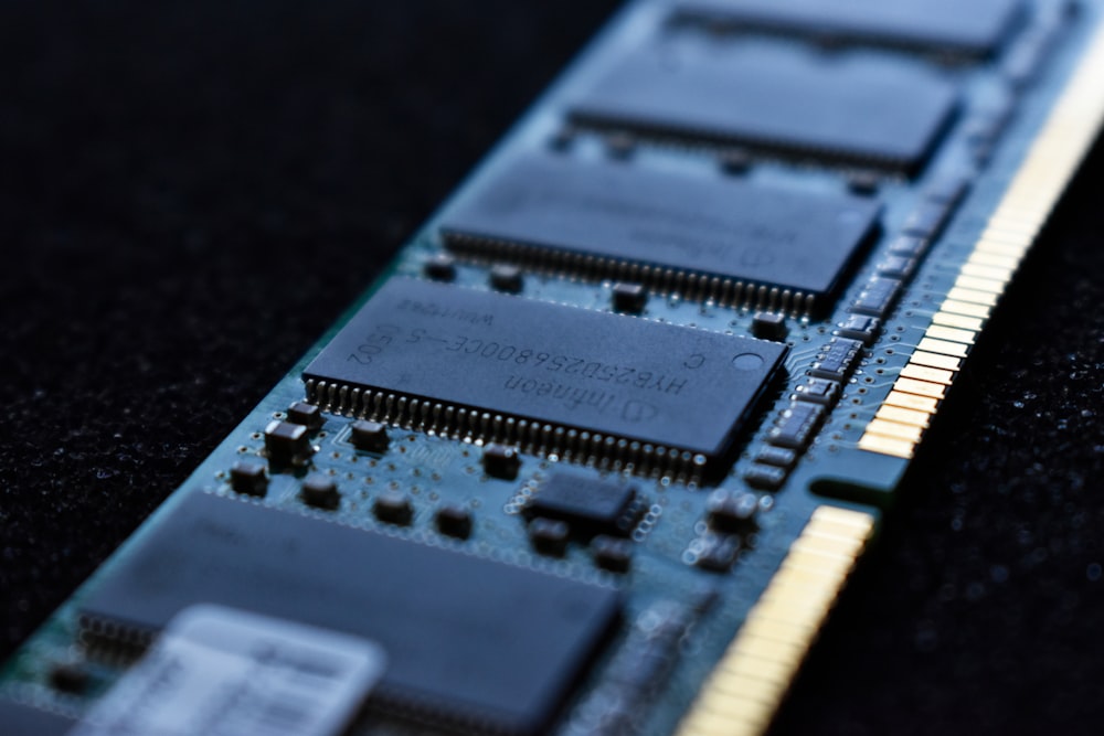foto de toma macro de la memoria RAM de una computadora