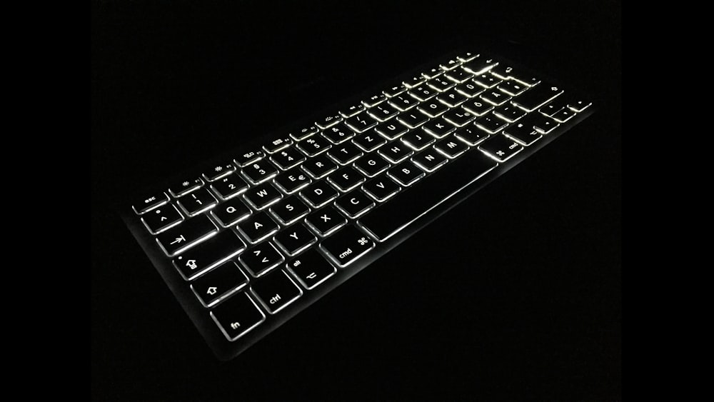 Teclado iluminado en blanco y negro