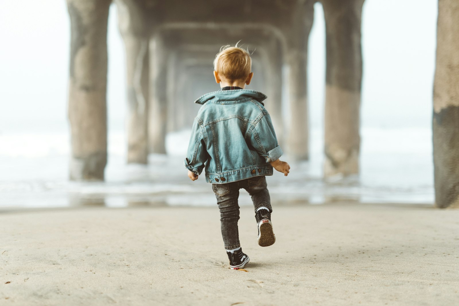 Canon EOS 5D Mark IV sample photo. Walking boy wearing blue photography