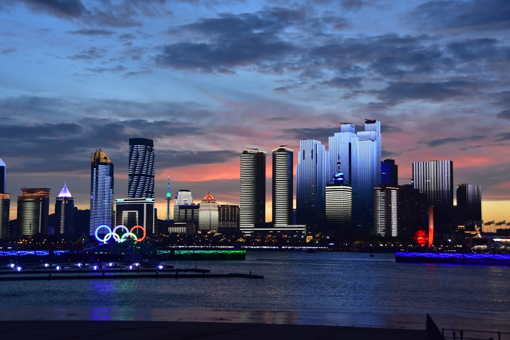 Foto da paisagem do edifício da cidade durante o crepúsculo