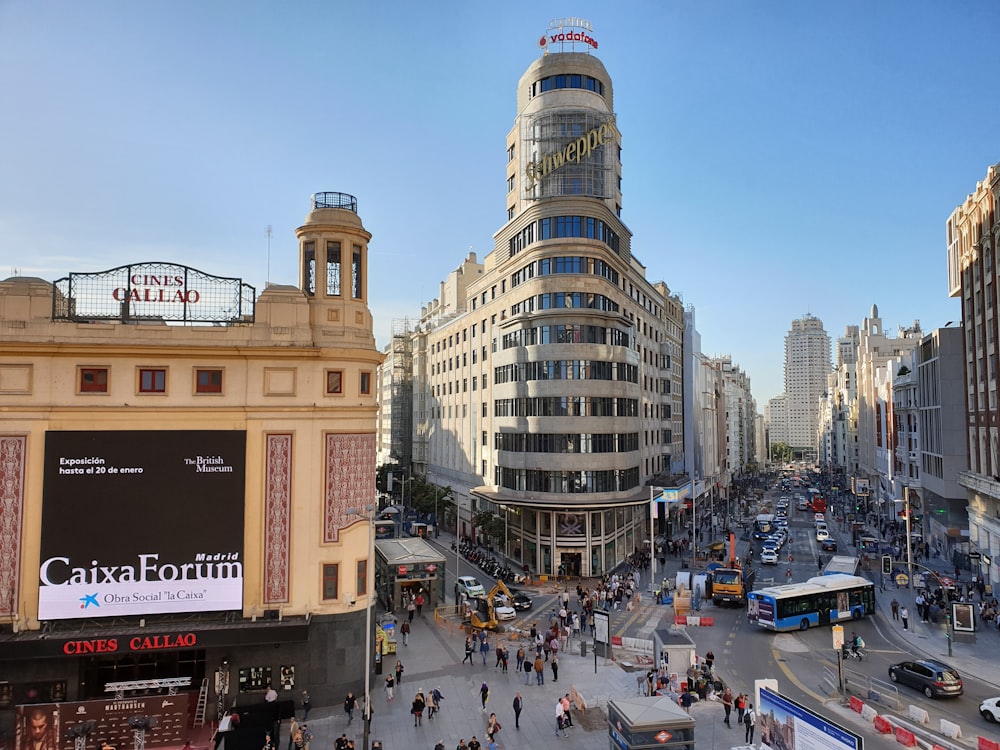 gruppo di persone che camminano lungo la strada e gli edifici