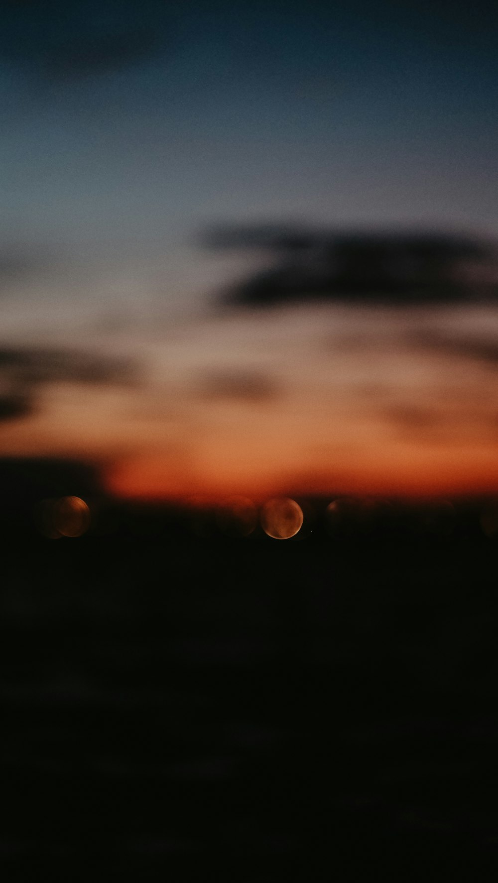 une photo floue d’un coucher de soleil prise depuis un avion