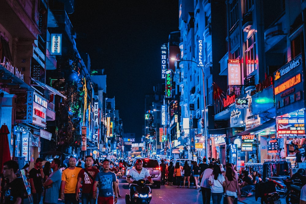 Une rue de la ville remplie de beaucoup de monde