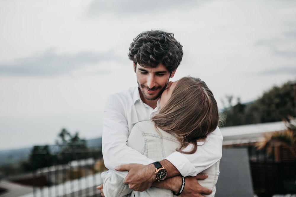 homme et femme s’étreignant