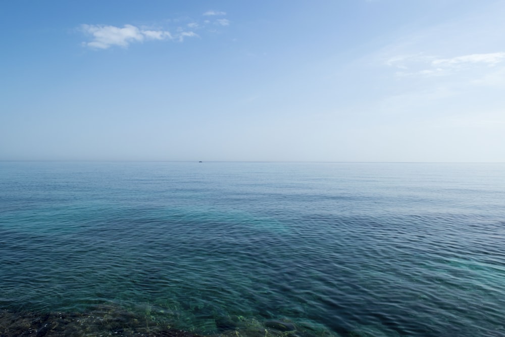 cuerpo de agua durante el día