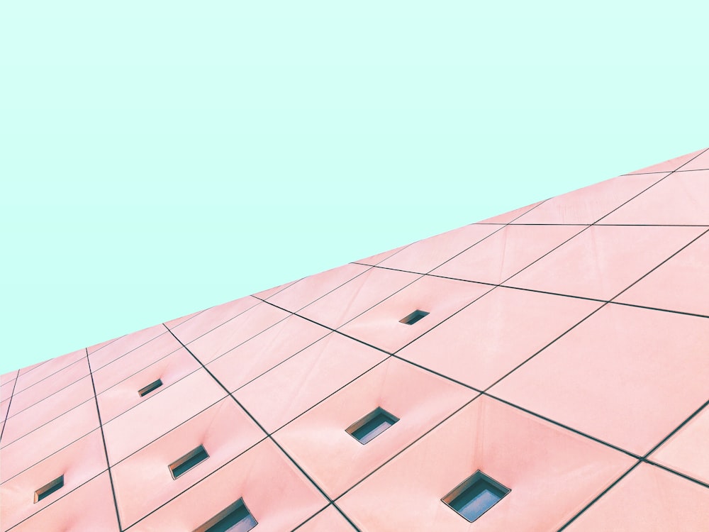 いくつかの窓と空の背景を持つピンクの建物