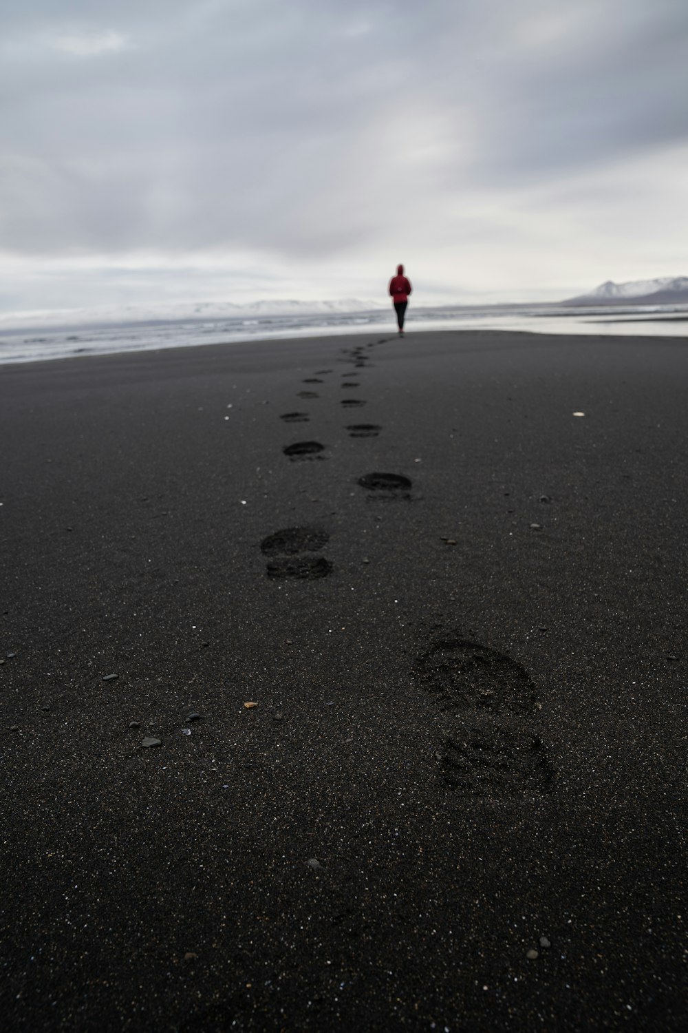 persona caminando por la costa