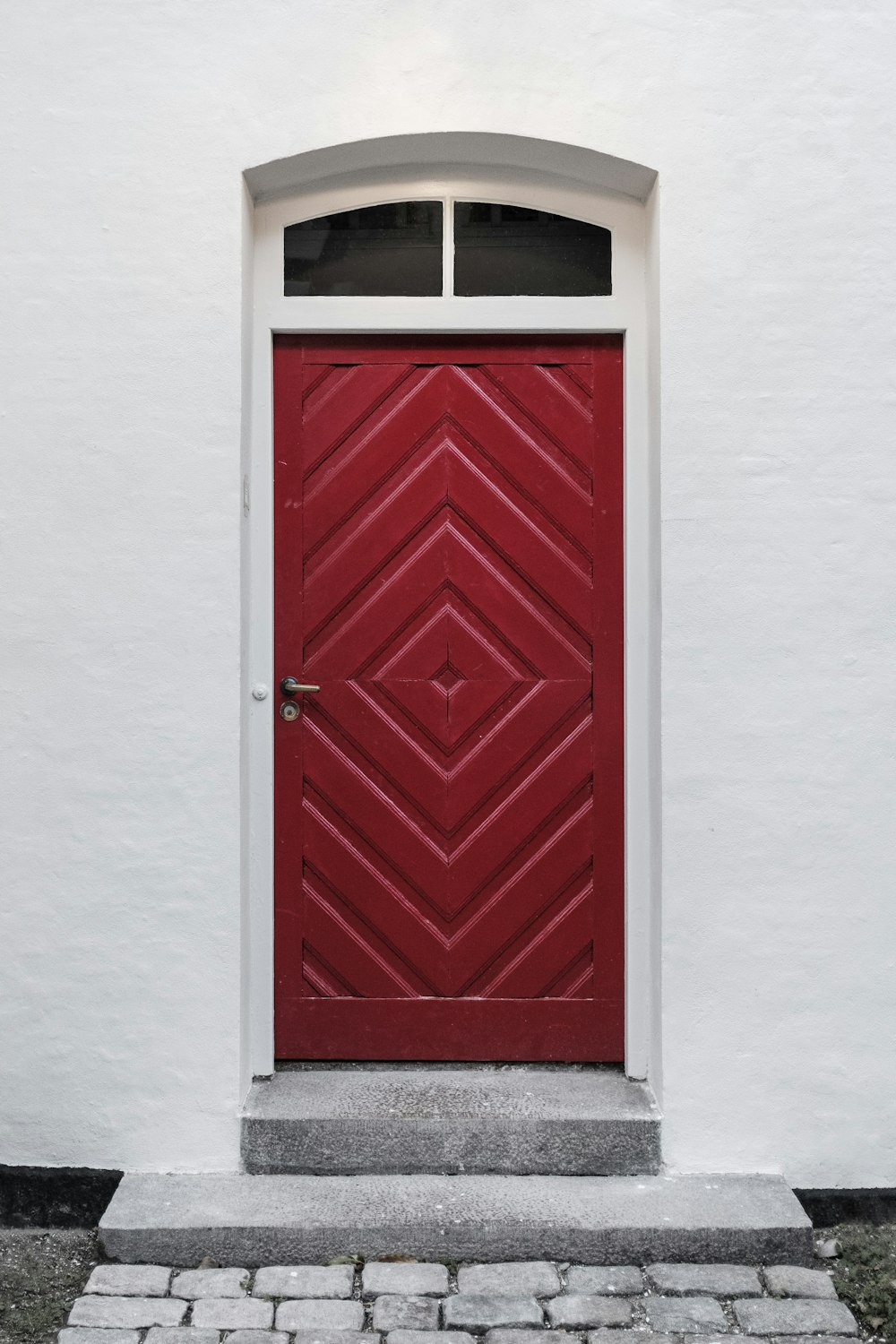 porta de madeira vermelha fechada