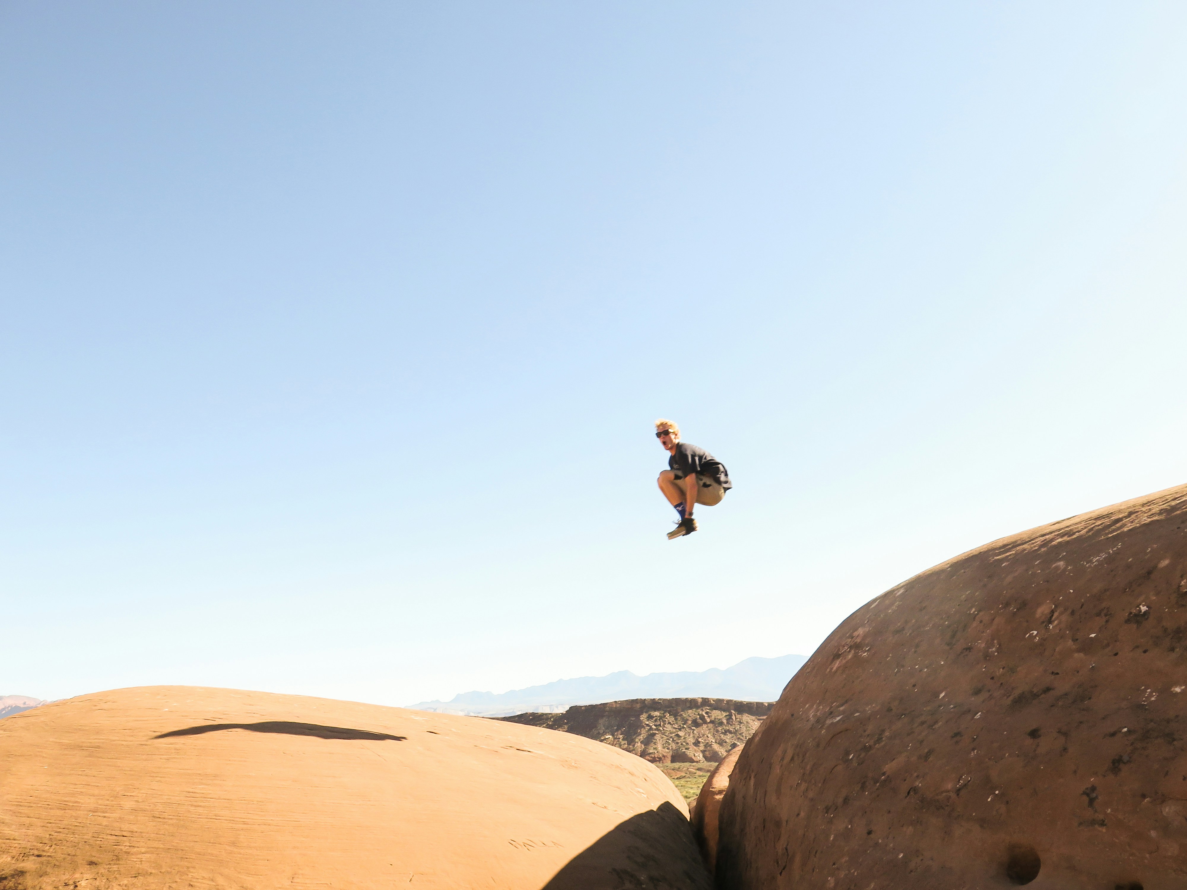 Homme sautant sur une formation rocheuse pendant la journée