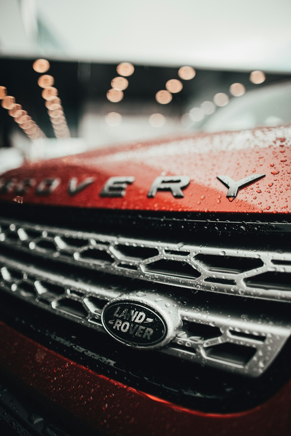 foto de enfoque superficial del coche rojo Range Rover Land Rover