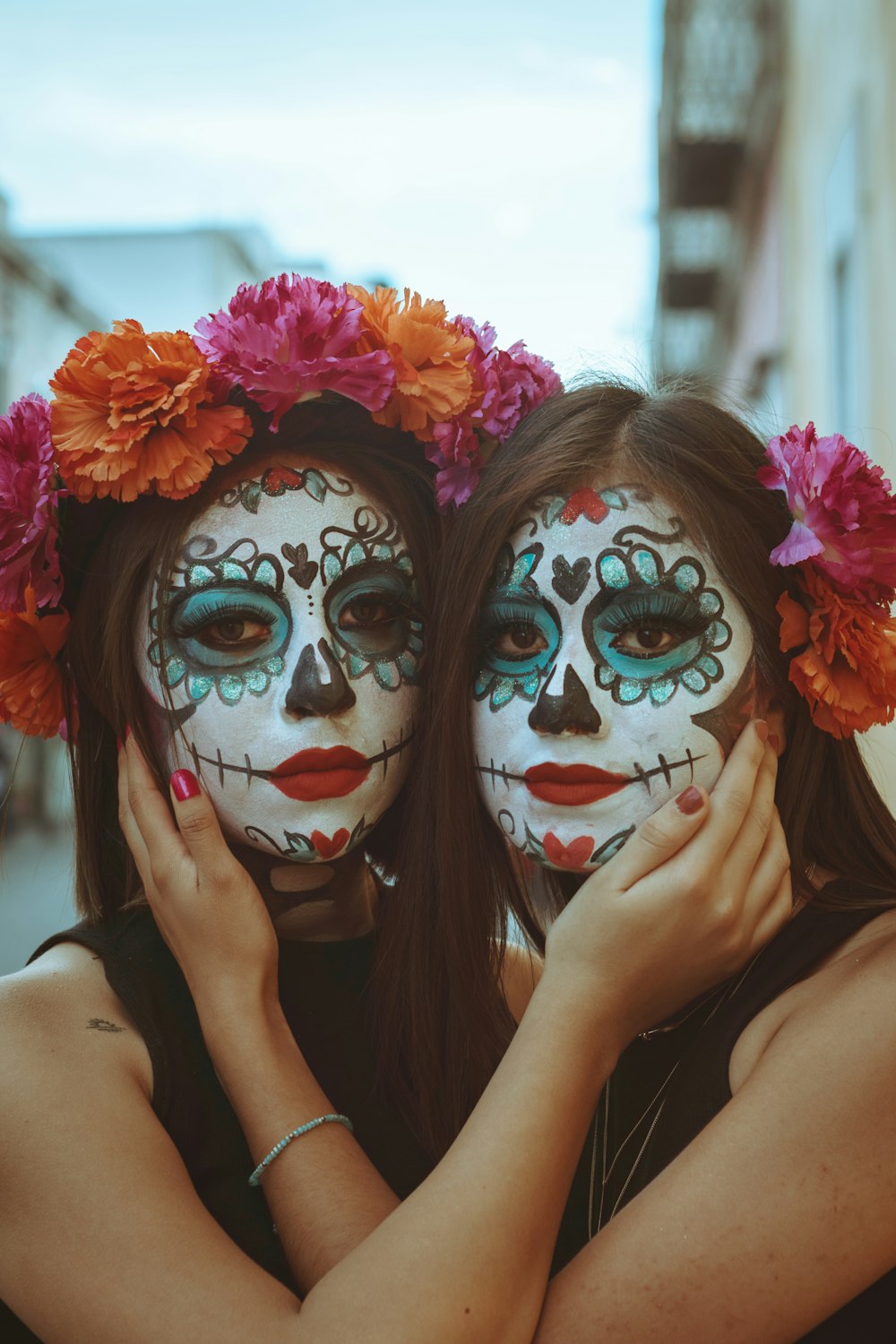 duas mulheres com pintura facial