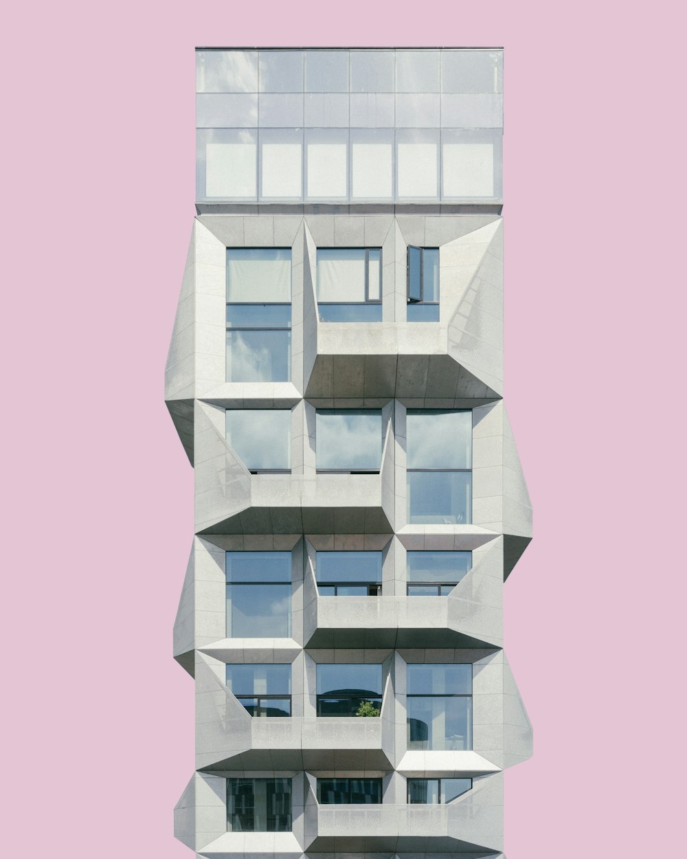 Edifício de concreto cinza de vários andares