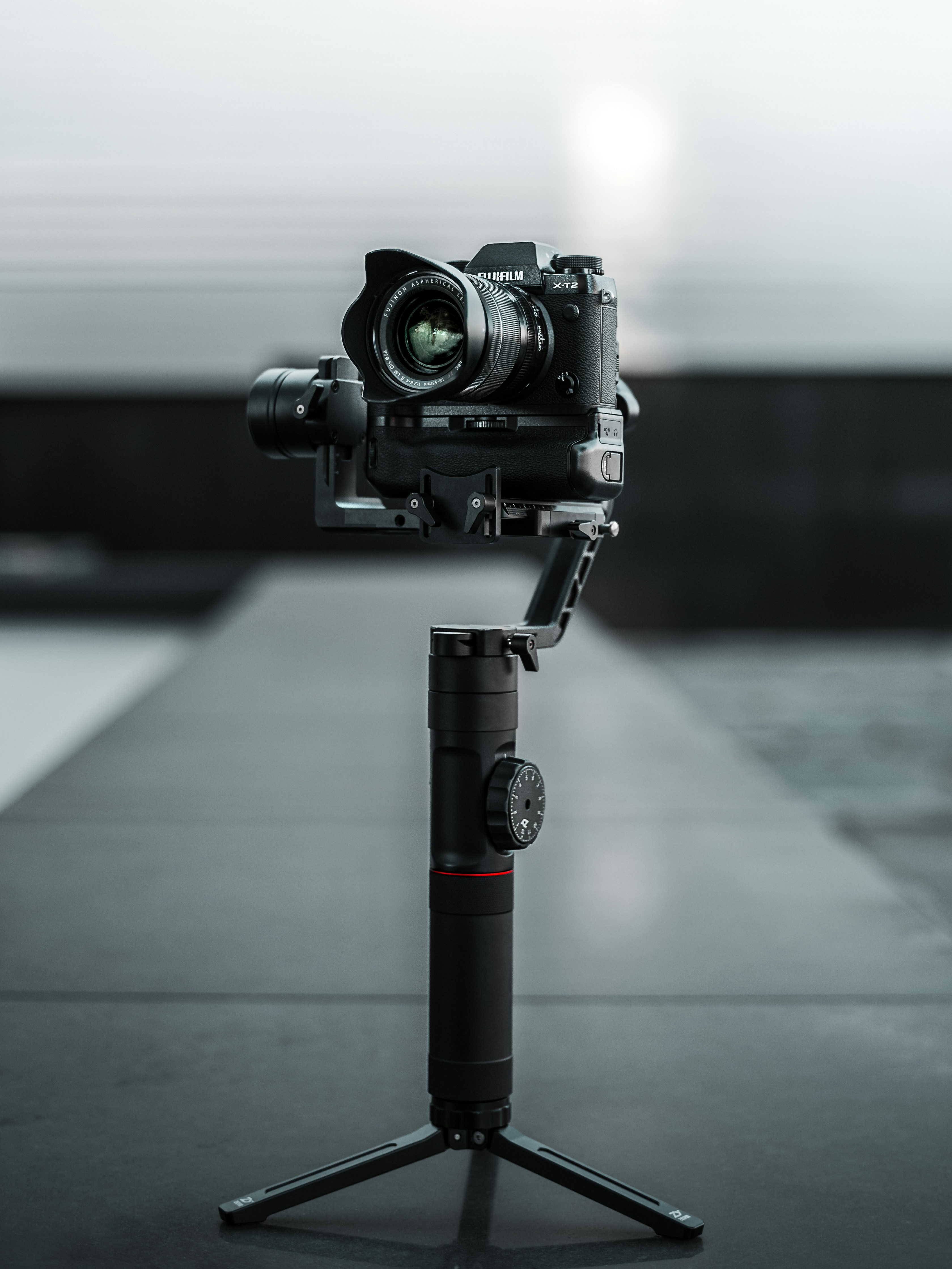 fotografia selektywnej ostroÅci czarnego aparatu DSLR ze statywem aparatu