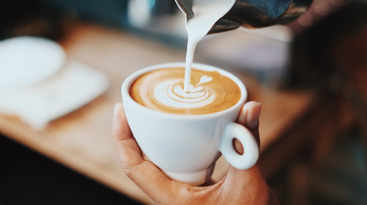 cappuccino inschenken latte art
