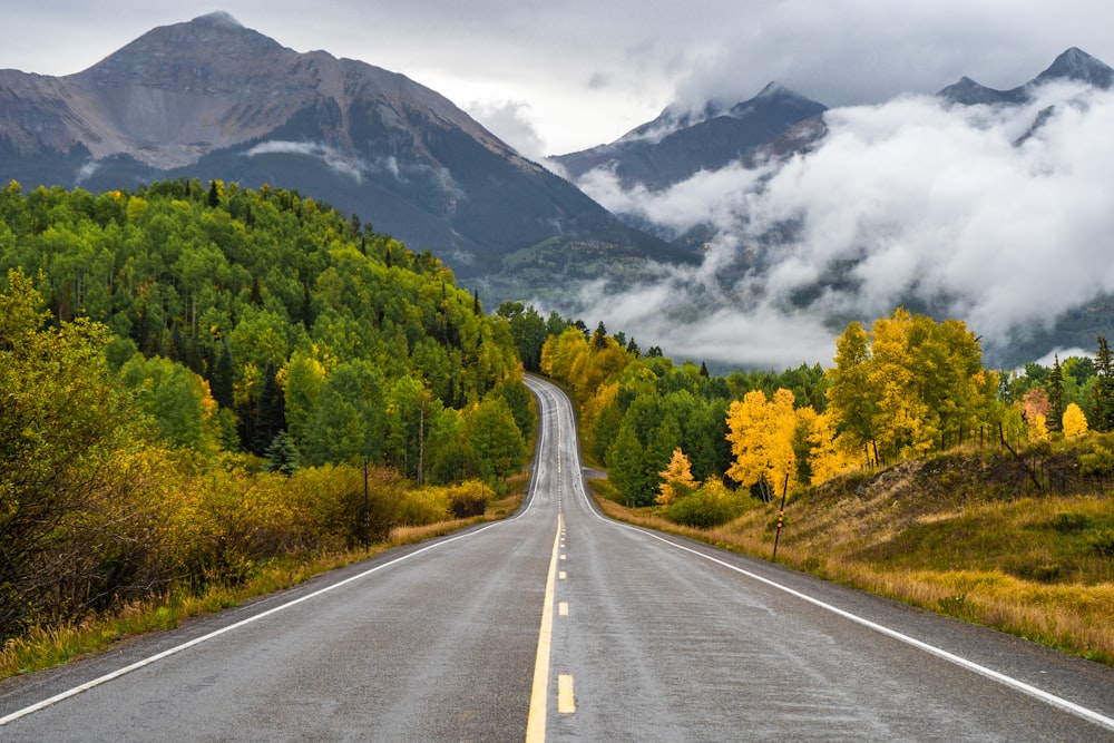 Autobahn, die zum Berg führt