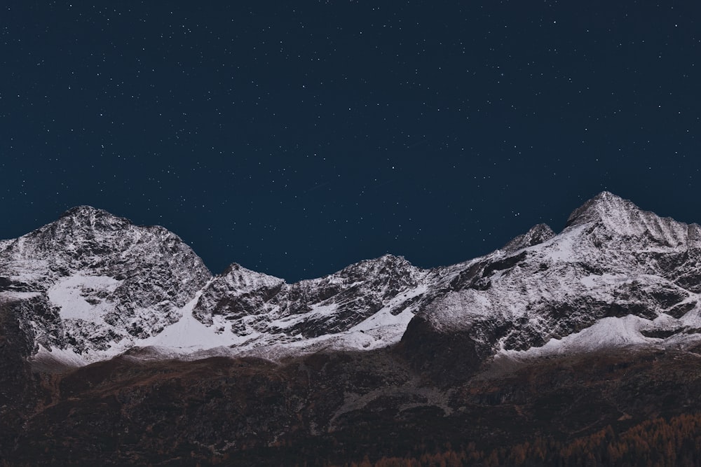 夜の氷をかぶった山