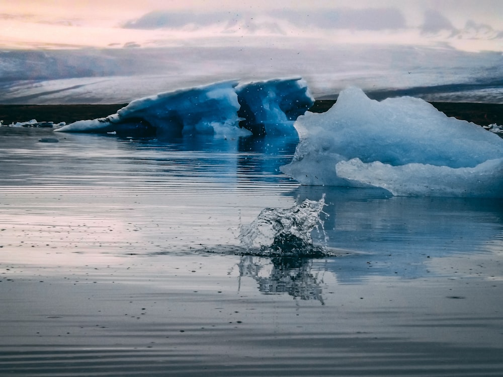 water splash near iceberg