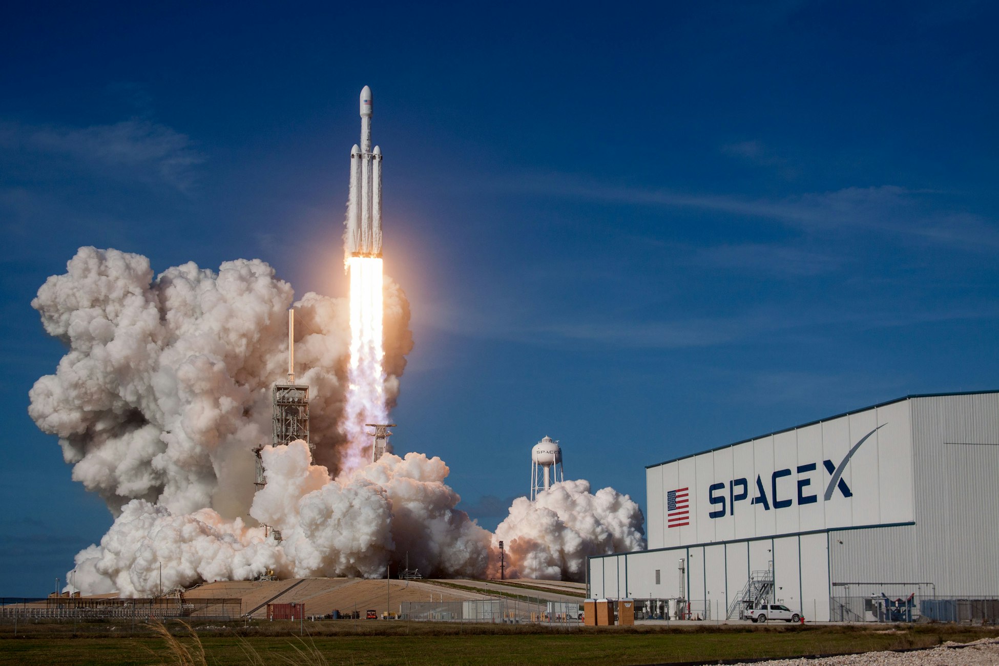 Uji coba roket Falcon Heavy (Sumber: Unsplash)