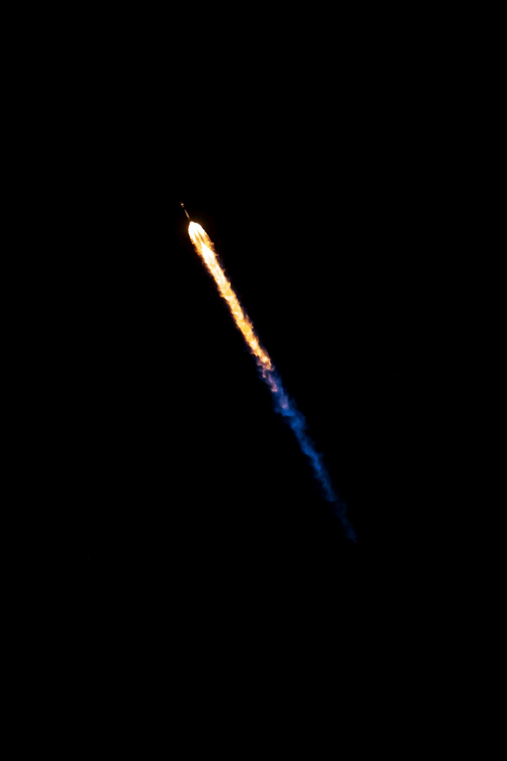 balancement volant dans le ciel pendant la nuit