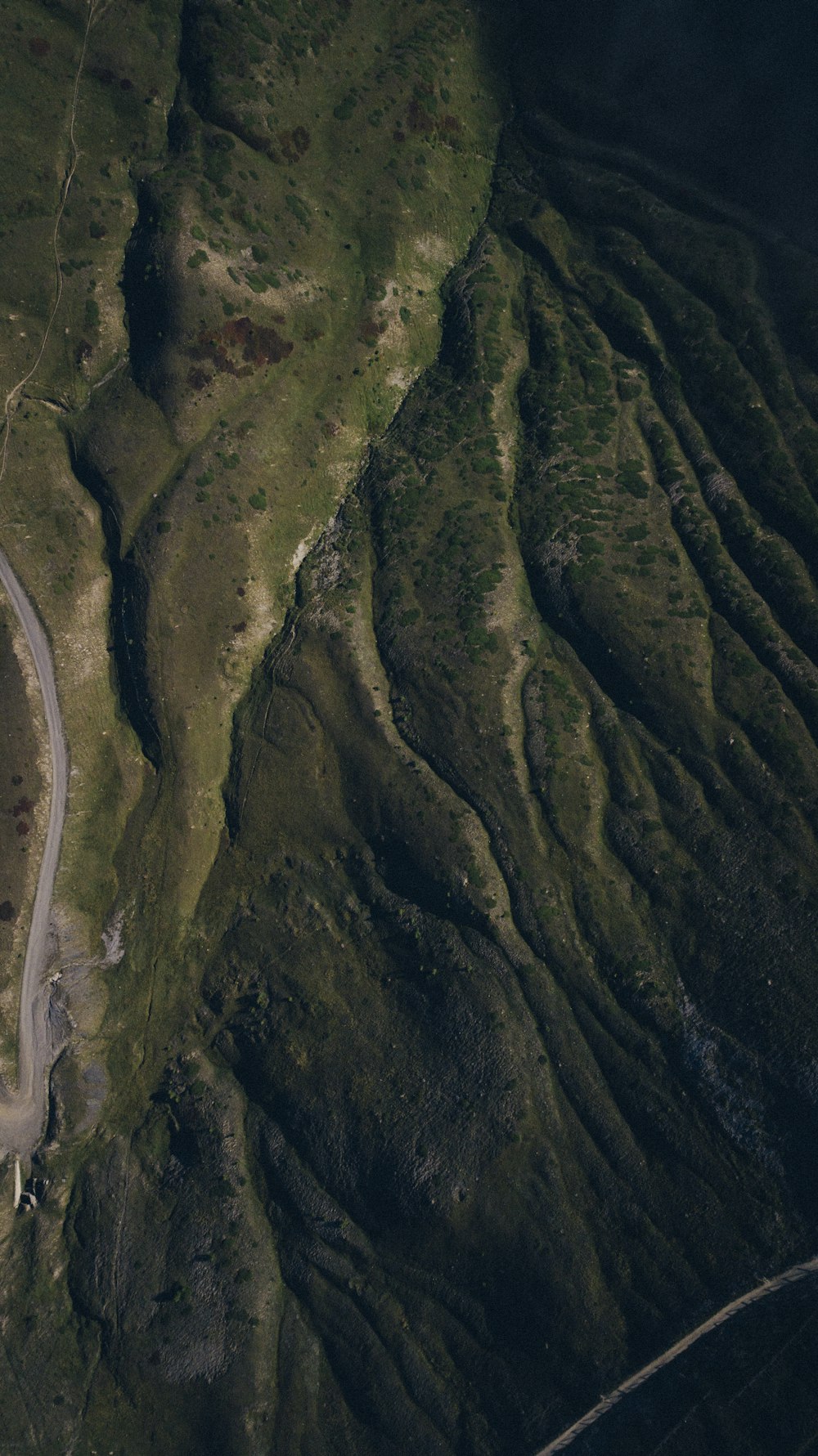 fotografia aerea della montagna durante il giorno