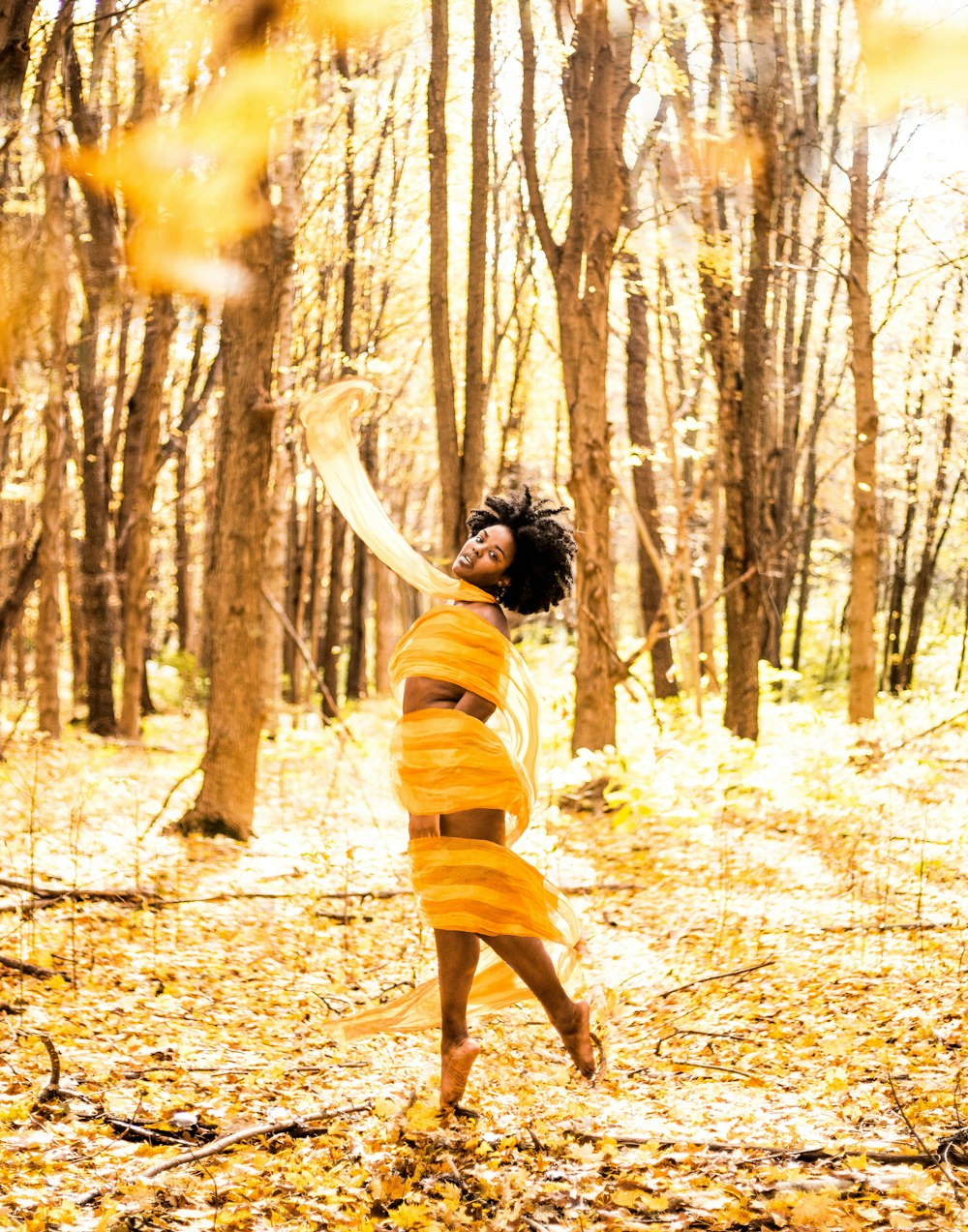 femme debout près des arbres